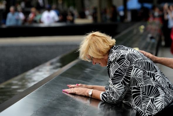 La ceremonia para conmemorar el decimotercer aniversario del 11 de septiembre de 2001 con la que los neoyorquinos recuerdan a las casi 3,000 víctimas de los atentados de esa fecha contra Estados Unidos, arrancó en el Memorial del 9/11. Líderes políticos, familiares de las víctimas y agentes de orden participaron en la ceremonia en la cual los nombres de cada víctima fueron leídos.
