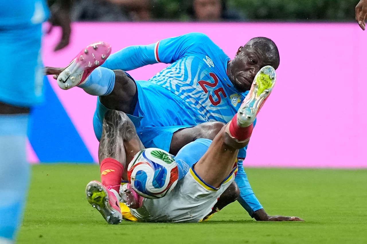 El congoleño Edo Kayembe (25) y el colombiano Daniel Muñoz (2) disputan el balón durante el partido de fútbol del Grupo K de la Copa del Mundo entre Colombia y el Congo en Zapopan, cerca de Guadalajara, México, el martes 23 de junio de 2026.