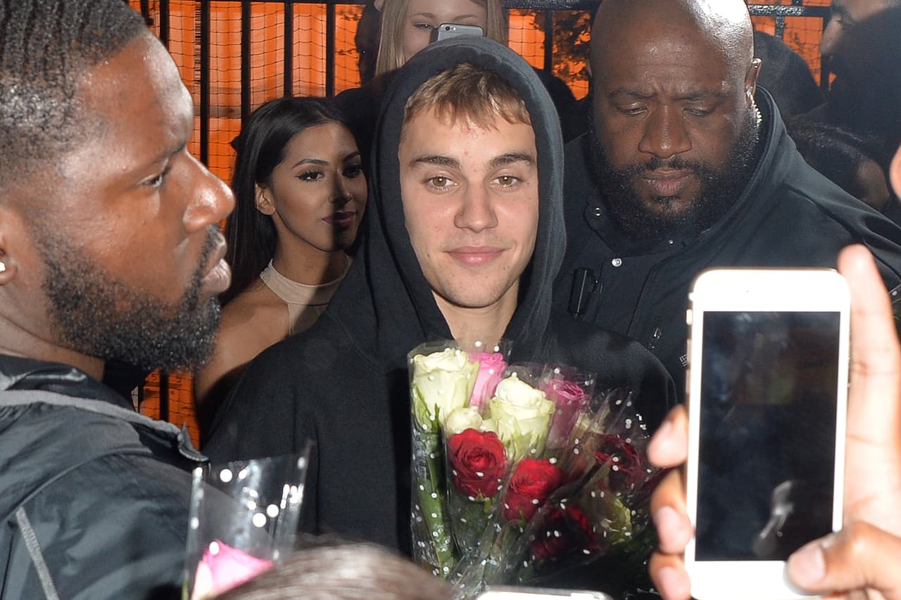 El cantante compró rosas a un vendedor callejero a la salida de un club nocturno en Londres.