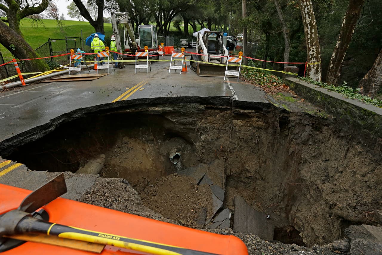 El hoyo afectó el carril hacia el norte de Miner Road, una de las rutas más transitadas de la ciudad, según informaron medios locales.