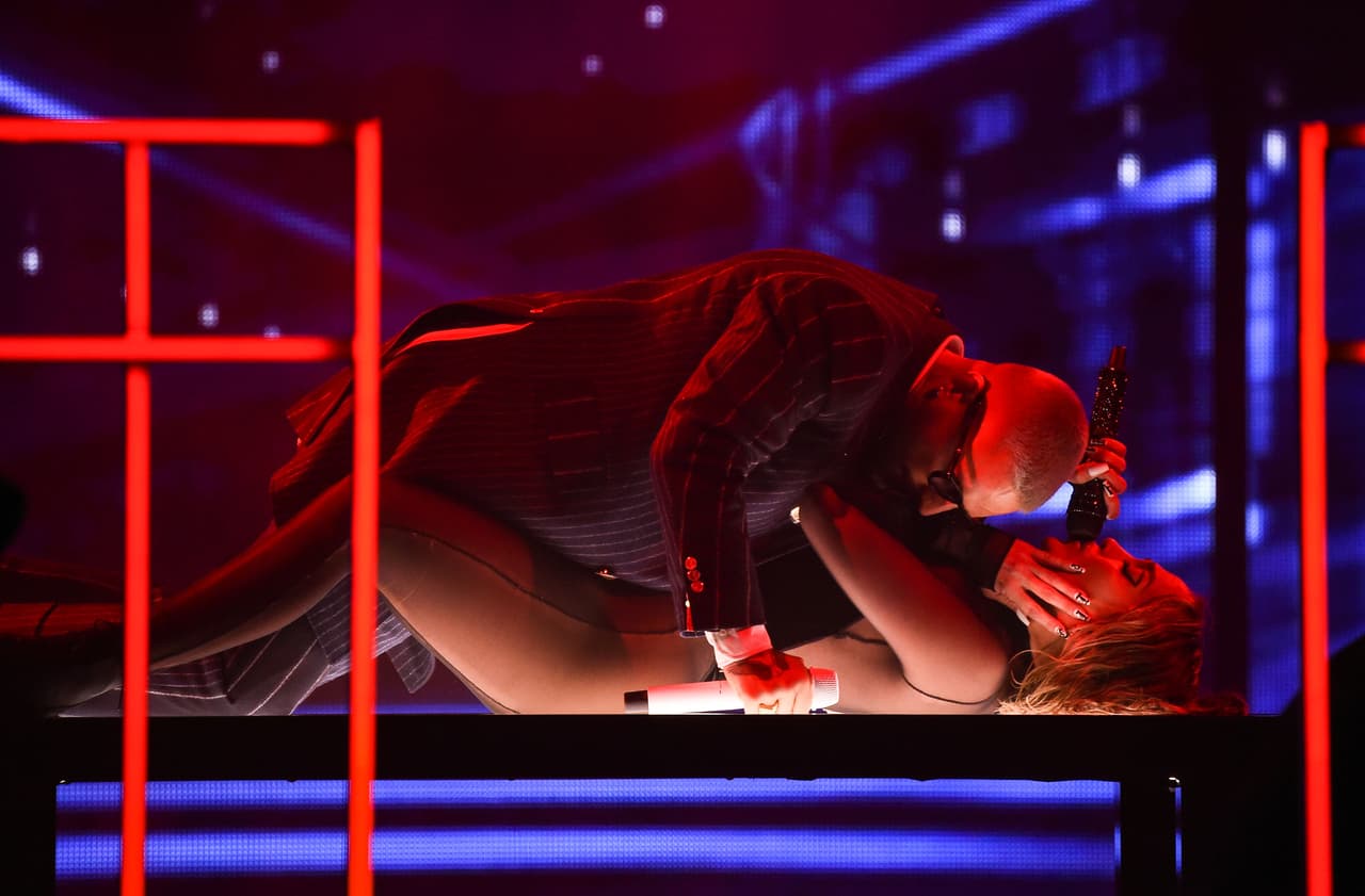 Jennifer López y Maluma dieron muestras de la química entre ambos durante la gala de entrega de los American Music Awards 2020, celebrada este domingo 22 de noviembre, desde Los Ángeles, California.