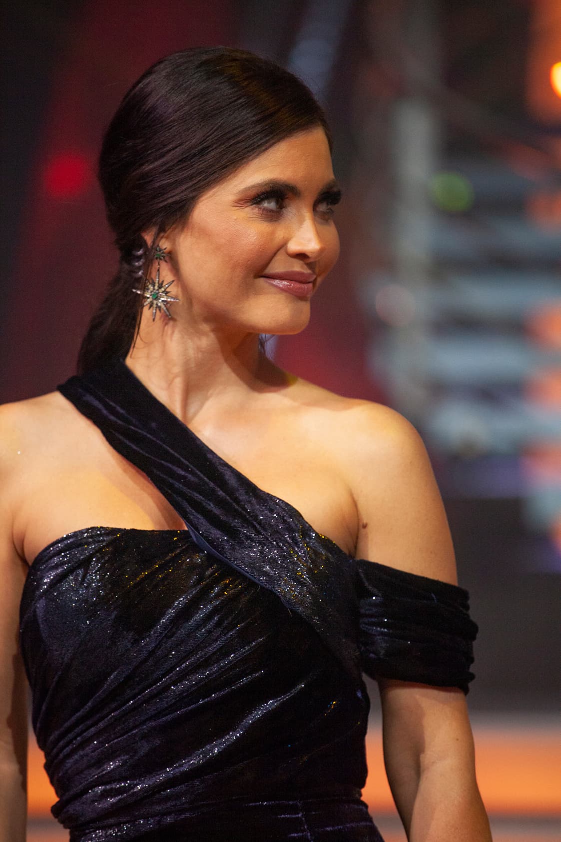 Como accesorios, llevó los espectaculares aretes en forma de estrella 
<a href="https://www.instagram.com/p/BWY12HcgnVh/">Emerald Starburst </a>en 14k de GemBox. Chiqui completó el look con el pelo recogido en una coleta baja con terminado casual.
<br>