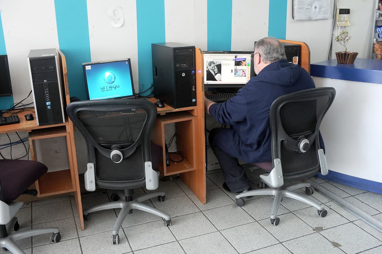 De acuerdo con el 
<a href="https://www.thesun.co.uk/news/6240253/meghan-markles-dad-thomas-looks-up-daughter-and-prince-harry-online-at-cafe-ahead-of-royal-wedding/">diario The Sun</a>, Thomas Markle estuvo 20 minutos navegando en internet y buscando contenidos relacionados con al boda de su hija.