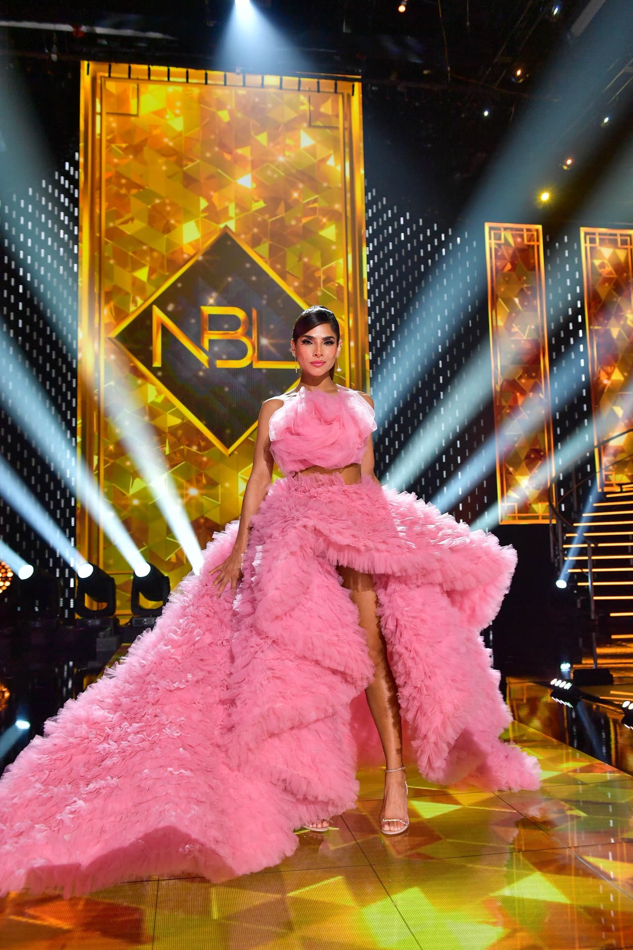 Para el cierre del show realizó un cuarto cambio de vestuario, un atuendo de dos piezas en rosa pastel con una enorme falda.