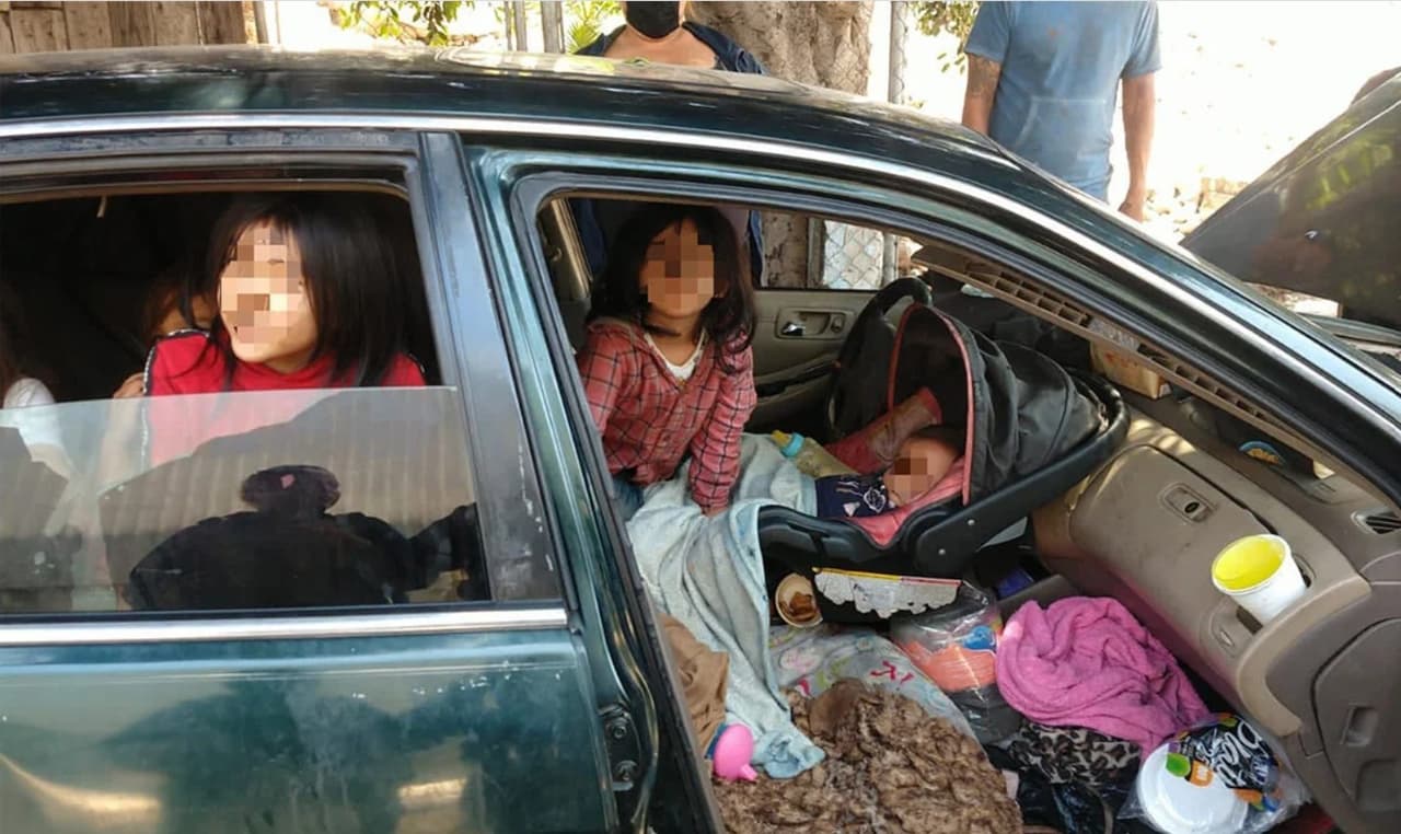 Ocho niños de EEUU vivían en un auto lleno de basura en Tijuana: así fue su rescate 