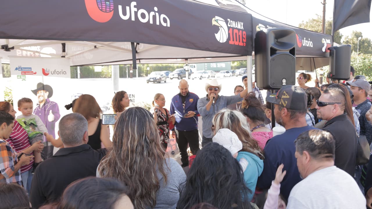 'El Bueno, La Mala y El Feo' entregando boletos en la ciudad de Carson.