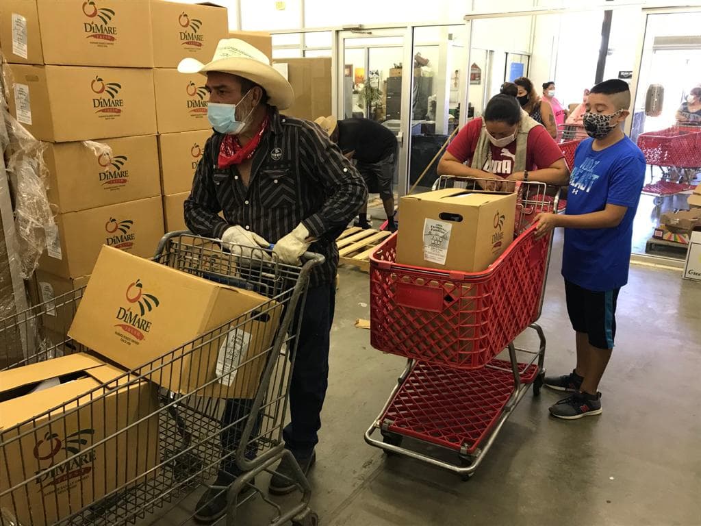 “Entran por una puerta, mantienen distancia, los pisos están marcados, van de puesto en puesto con los voluntarios, y salen por otra puerta y luego los carritos son desinfectados” explica la encargada del centro Teadran White.
<br>