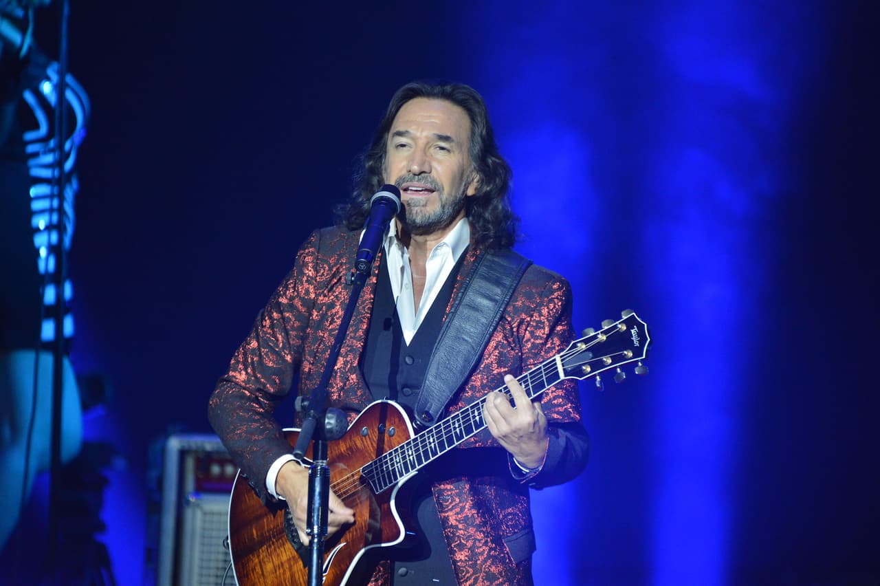 Un dato curioso de este talentoso cantautor mexicano es que es uno de los mayores vendedores de álbums en Chile, donde acumula más de 210 mil copias por sus discos lanzados entre 2000 y 2013.