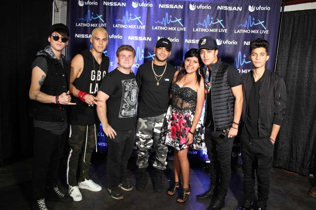 Otros fanáticos se pudieron fotografiar con sus ídolos, como estos seguidores de CNCO.