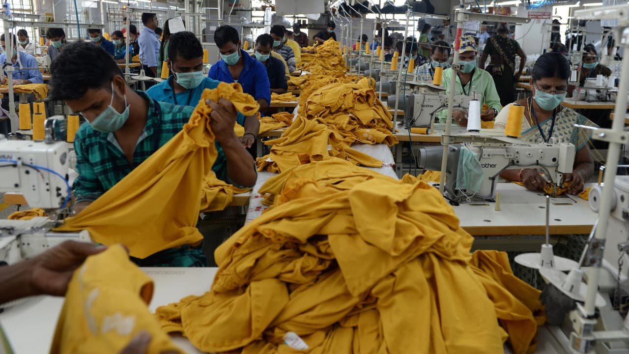 <b>Mira también:</b> Usuarios de las redes sociales aseguran haber encontrado mensajes de auxilio en las etiquetas de su ropa comprada en Shein. La empresa china asegura que esas imágenes son totalmente falsas y que la compañía está en contra de la explotación laboral, pero el escándalo persigue a muchos de los proveedores de esta y otras marcas como Zara, que se encuentran en India, Brasil y otros lugares donde la manufactura se paga muy barata. 
<b>Más noticias en </b>
<a href="https://www.univision.com/noticias" target="_blank">Univision </a>