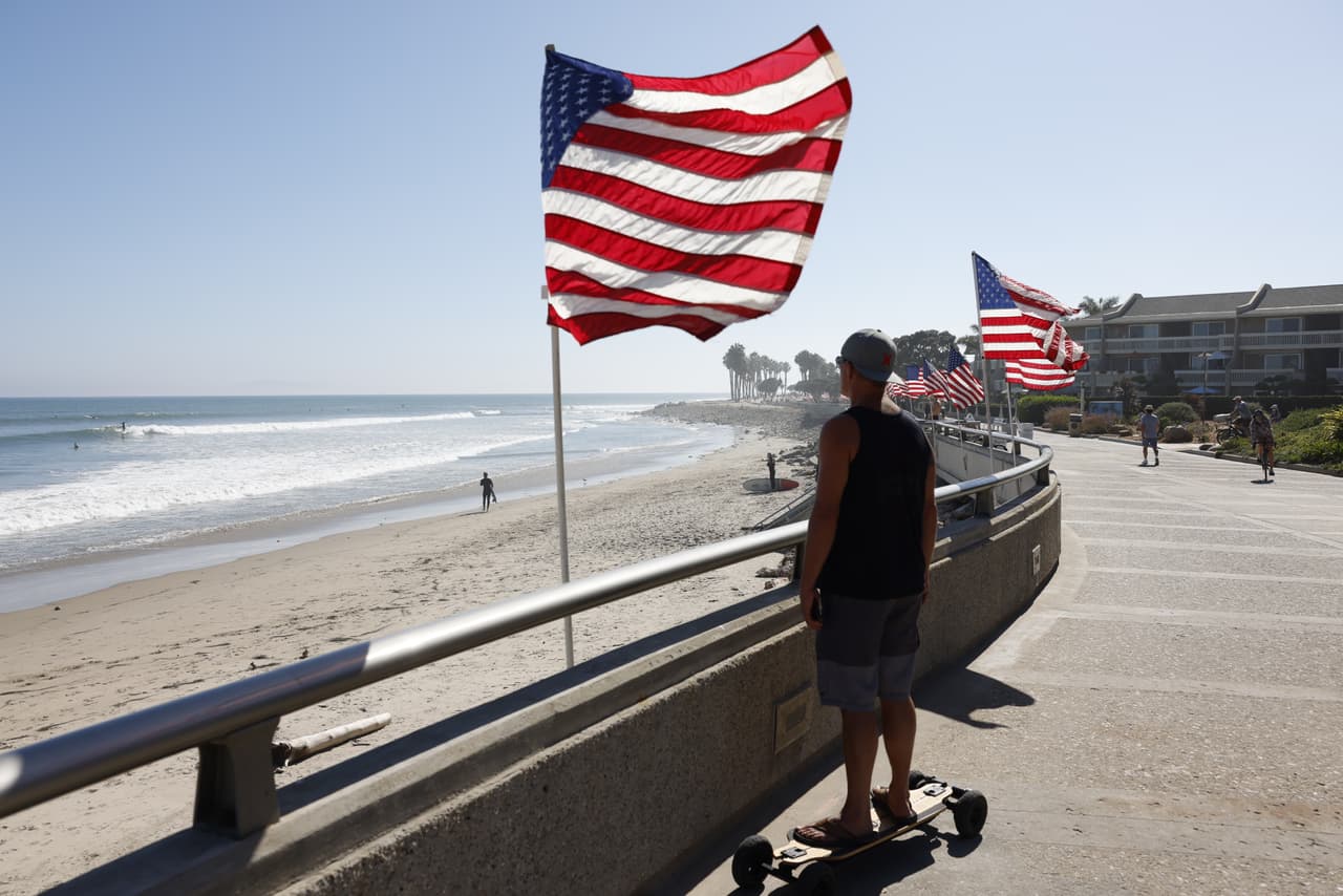 El alcalde además dijo que se hace necesario un "compromiso individual" y que los negocios que reciben luz verde para abrir sigan los protocolos de seguridad establecidos para cada industria para contener la propagación del coronavirus.