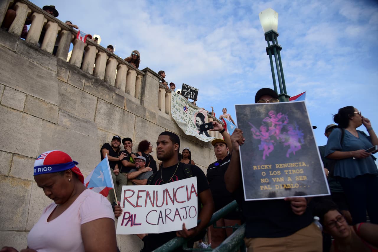 Manifestantes en la plaza Quinto Centenario, en el viejo San Juan. En los chats Rosselló y su equipo íntimo se mofaron e insultaron tanto a opositores como políticos de alto nivel del partido oficialista.
<br>