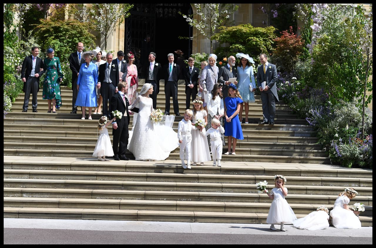 Todavía los esposos y varios familiares no salían rumbo a la recepción y ya otras damitas habían bajado las escaleras, esperando salir pronto de allí.