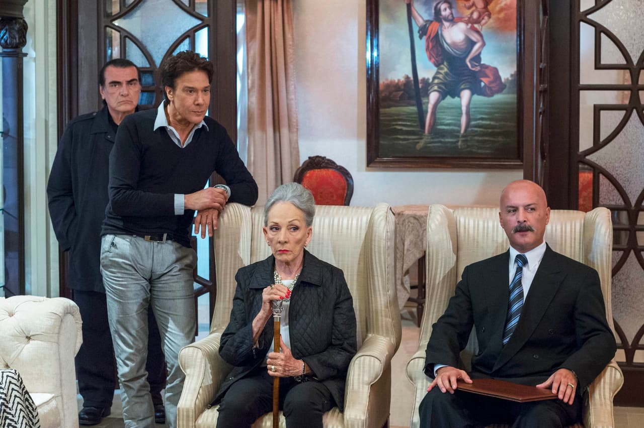 Don Sergio respiró aliviado, aún podría darse una vida de lujos.