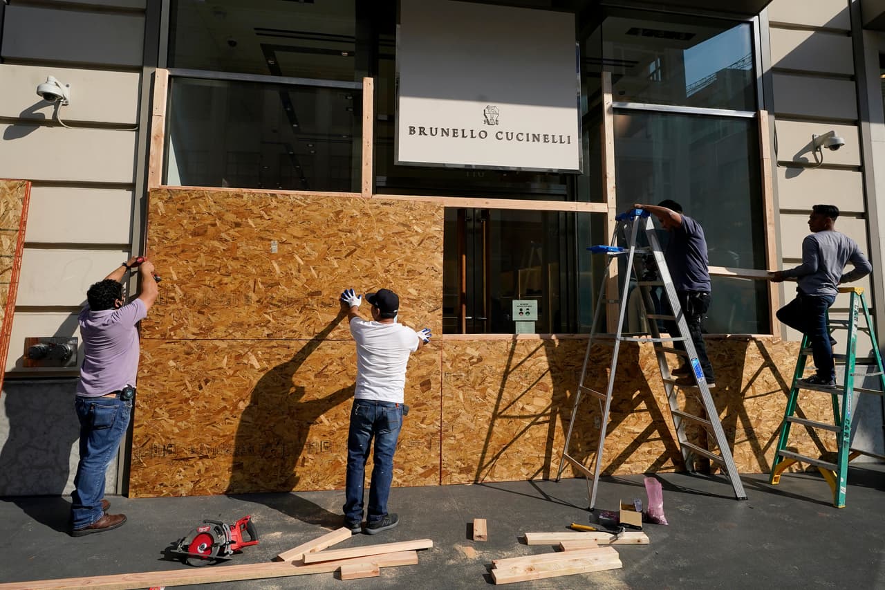La Policía de San Francisco anunció que cancelaron todos los descansos y vacaciones de los oficiales, además de que planean contar con agentes adicionales para “responder a las llamadas de rutina, pero también a cualquier incidente espontáneo que pueda ocurrir” con motivo de las elecciones.