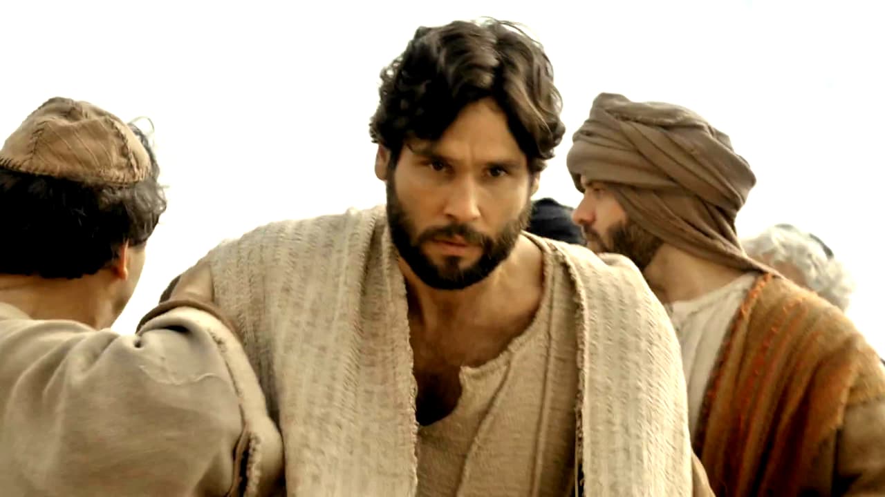 Los inconformes con las palabras de Jesús se unieron para castigarlo por llamarse el hijo de Dios y estaban muy cerca de arrojarlo a un despeñadero. Milagrosamente, una discusión detuvo la condena.