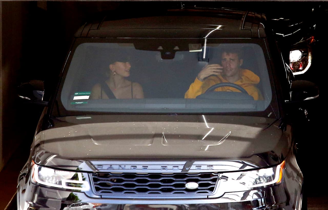 Justin Bieber parecía saber que los estaban fotografiando, al igual que Hailey Baldwin. Tal vez eso era lo que le molestaba.
