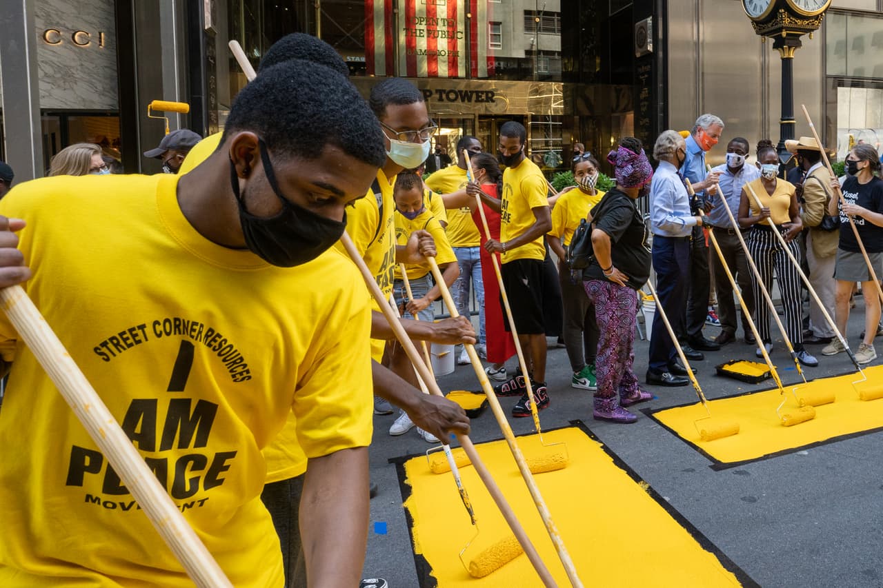 Es la segunda pintada de esta frase 
<a href="https://www.univision.com/noticias/sucesos/el-nuevo-nombre-de-esta-calle-frente-a-la-casa-blanca-honra-la-lucha-contra-la-discriminacion-black-lives-matter-fotos-fotos">en una calle importante para el presidente</a>. La alcaldesa de Washington DC pintó una similar cerca de la Casa Blanca el mes pasado, en medio de las 
<a href="https://www.univision.com/noticias/sucesos/los-murales-de-george-floyd-pintan-la-protesta-contra-el-racismo-en-todo-el-mundo-fotos-fotos">protestas por la muerte de George Floyd</a>. 
<br>