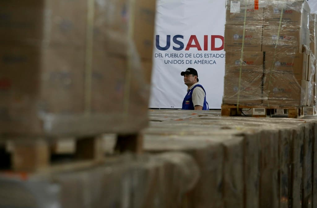 Por qué gobiernos autoritarios y otros de derecha celebran el ataque de Trump a USAID