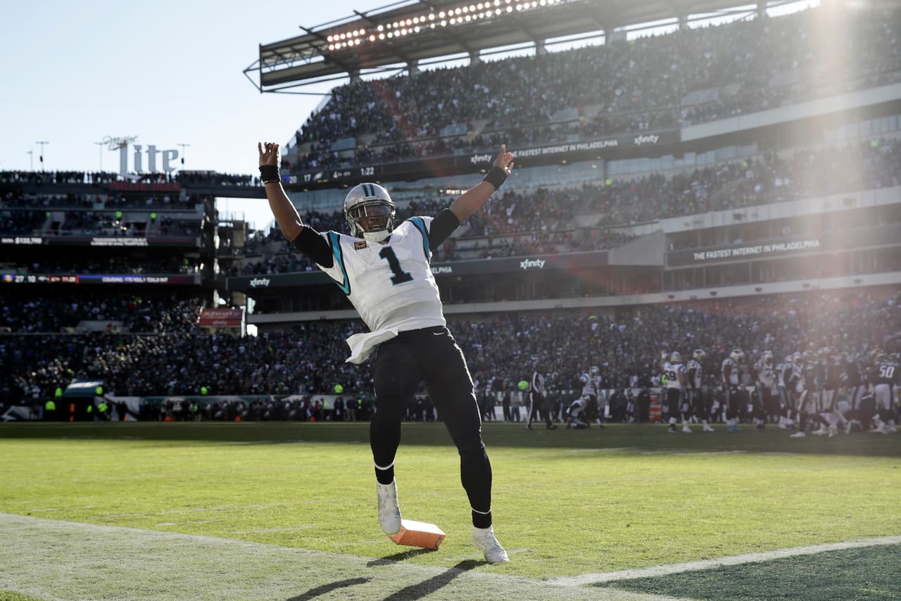 Con 21 puntos en el cuarto periodo, Carolina vino de atrás para vencer a los monarcas de la NFL en su propio terruño por 21-17, silenciando el Lincoln Financial Field.