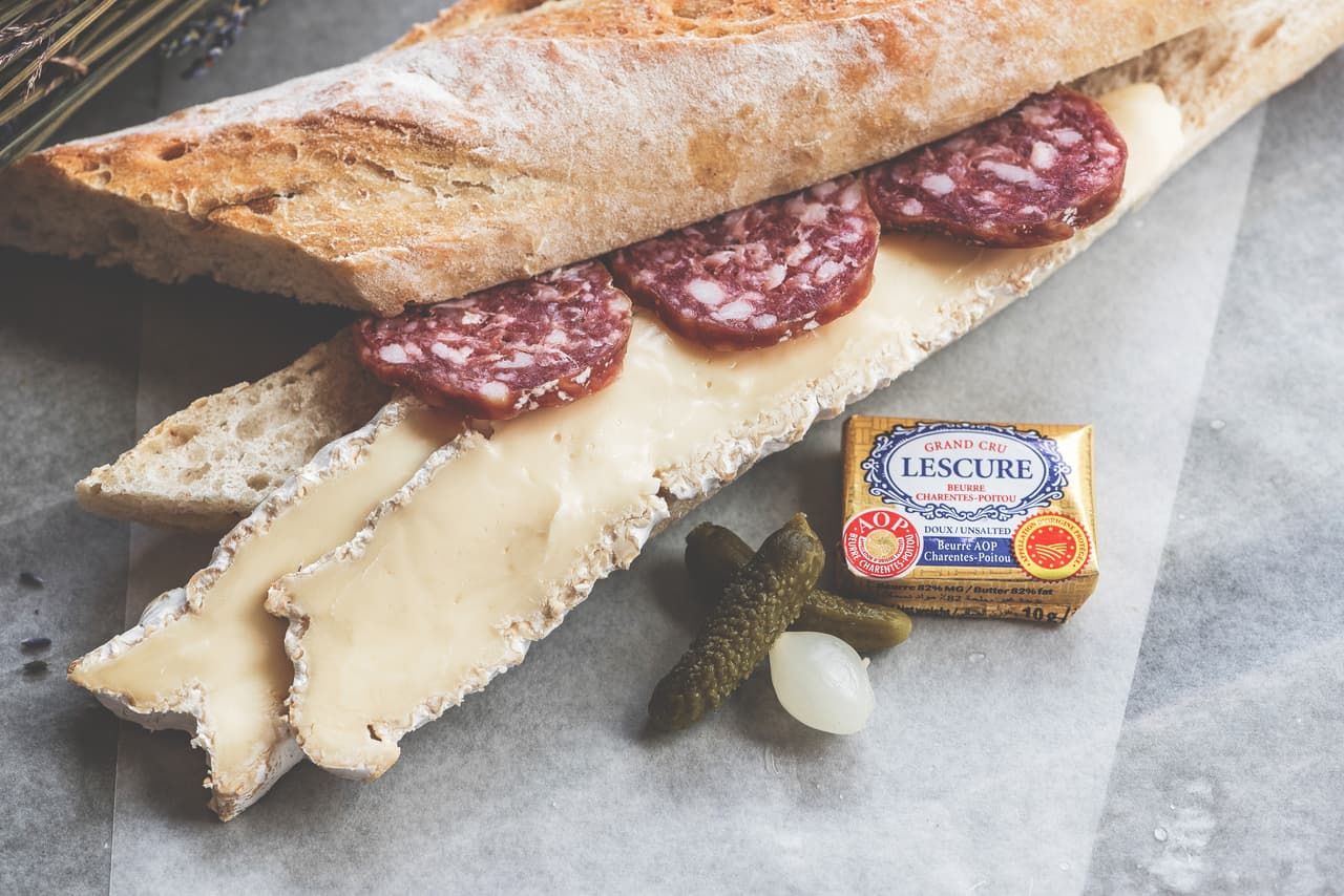 <b>Baguette francés: </b>le puedes dar un toque internacional, y europeo, a tu almuerzo con esta combinación: salame, queso brie, mantequilla y pepinillos. La calidad del pan es muy importante en esta ecuación.