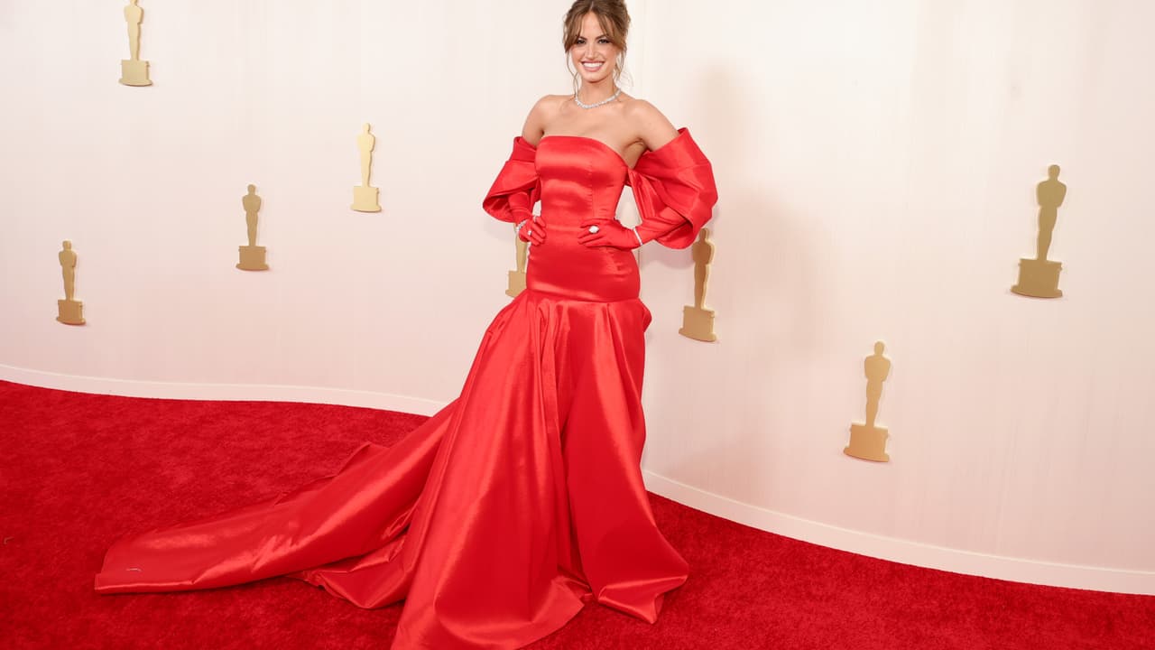 La modelo Haley Kalil sorprendió con este atuendo que incluyó guantes para dar un toque 'total look' rojo.