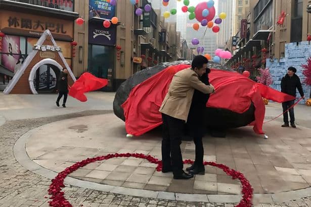 Tal vez la más romántica de las ridículas: un chico de Xinjiang se las arregló para mover una roca de asteroide de tres toneladas para demostrarle su amor eterno a su pareja.