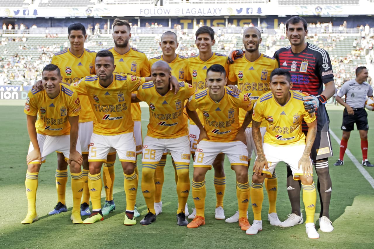 Por su parte, Tigres lució poderoso e imponente -cómo lo ha sido en los años recientes- y se presentó en el inicio de la campaña tras conseguir el título del Apertura 2017 venciendo a su acérrimo rival Rayados.