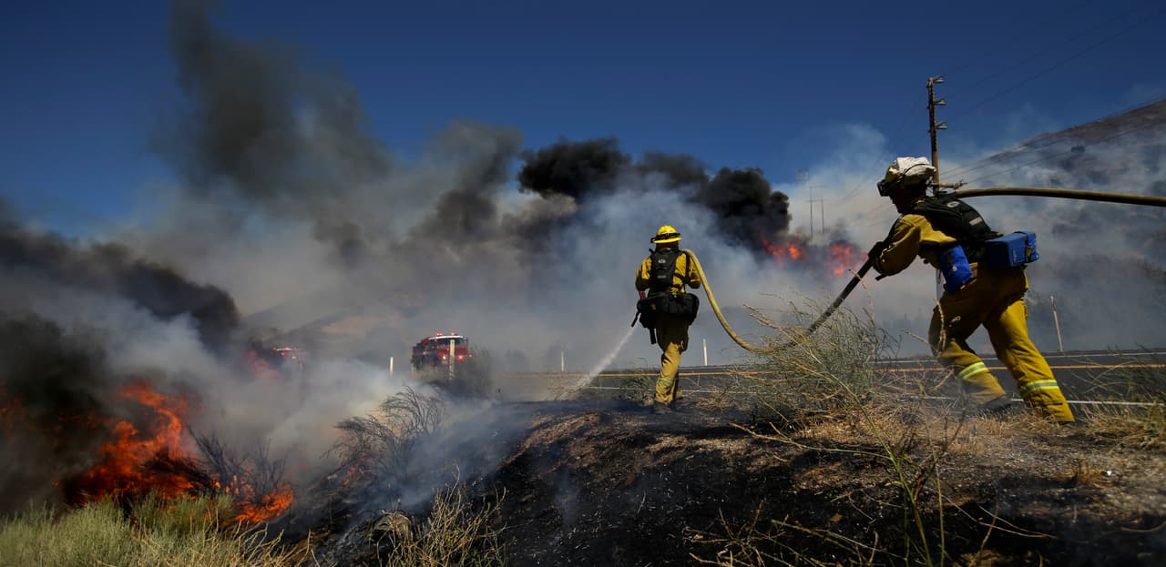 Los bomberos avanzan en la contención del incendio en Kern que crece apenas mil acres durante la noche