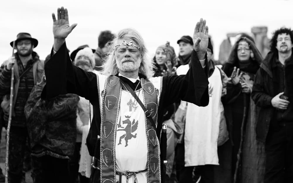 En la mayoría de las culturas antiguas se celebraban festivales conmemorativos de los solsticios siendo uno de los más famosos el que se celebra en Inglaterra en el verano en el antiguo centro ritual de Stonehenge donde acuden miles de personas a esperar el nacimiento y puesta del Sol. ¡Una gran celebración pagana!