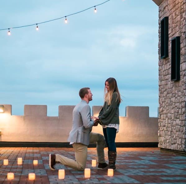 Carson Wentz y su novia Madison Oberg tienen como testigos de su amor a más de 792,000 fans en Twitter, que este martes fueron los primeros en enterarse del compromiso.