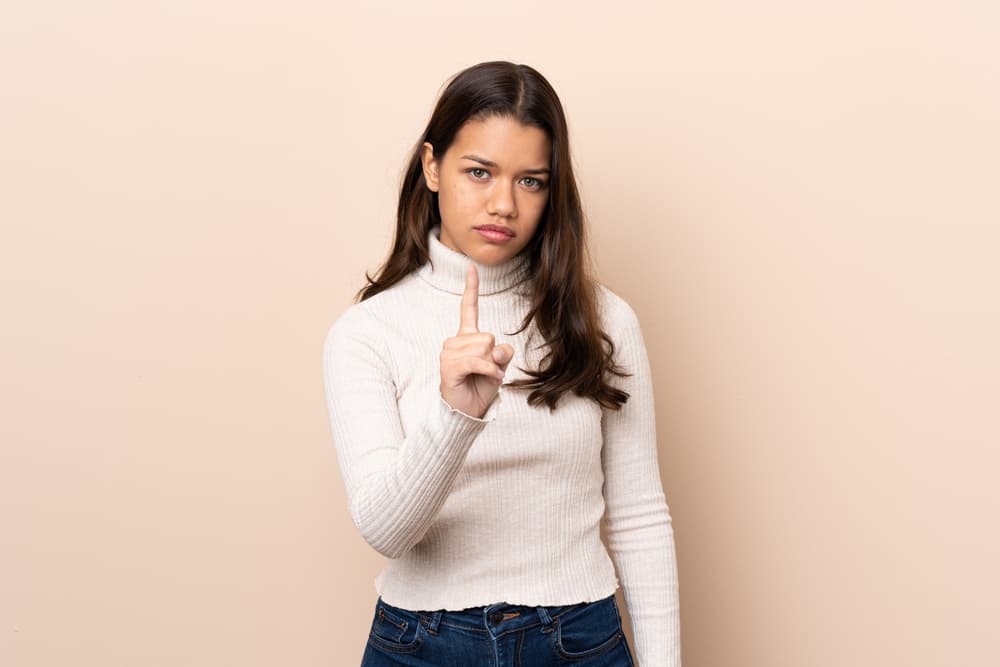 Las mujeres nacidas en el año del Gallo se ven sencillas y cariñosas por fuera. Son amables, sensatas y ayudan a las personas en lo que creen que es el camino correcto a seguir. Son responsables y organizadas, pero no soportan ver a otros cometer errores. Y nunca les digas qué hacer o cómo deben actuar...