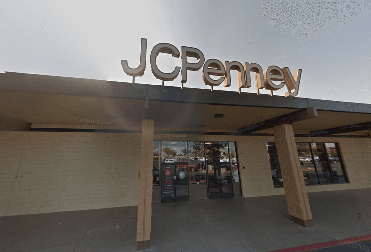 Localizado en el número 951 al oeste del bulevar Pacheco Blvd en la ciudad de Los Banos.