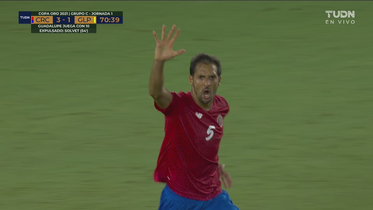 ¡Es defensa y define como ariete! Gran volea de Celso Borges para el 3-1