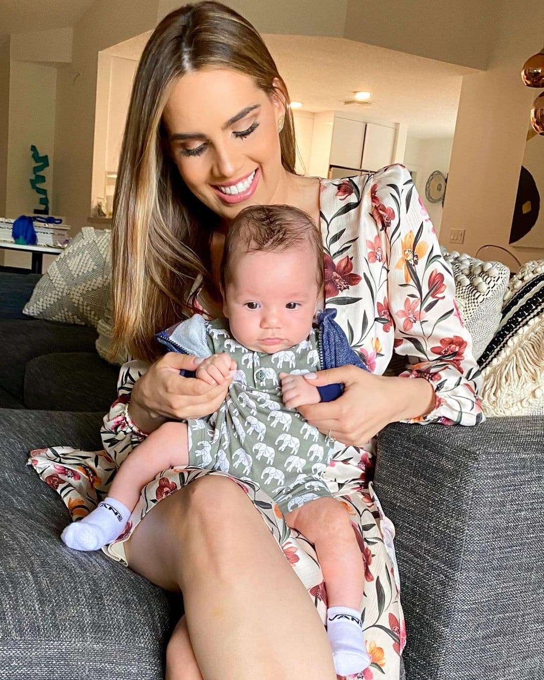 Así lucía este pequeño aún con su cabello un mes antes del corte. Los cambios físicos son muy notables y los lazos entre ellos más fuertes.