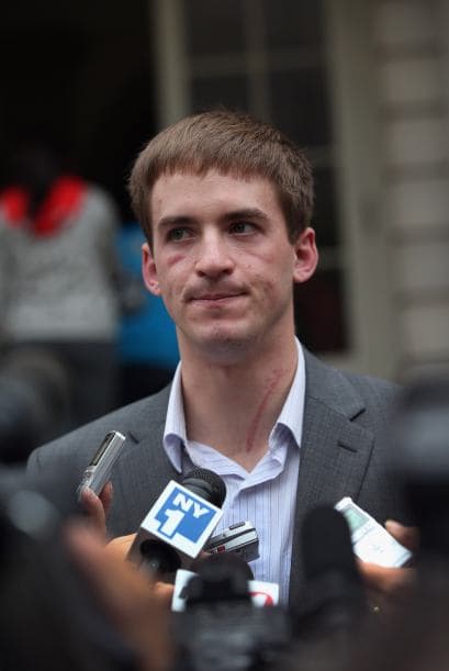 Stephen Barton, uno de los sobrevivientes de la masacre de Aurora, Colorado, tuvo un encuentro con el alcalde de Nueva York, Michael Bloomberg.