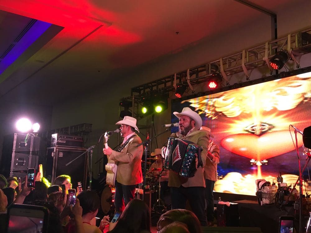 Beto Zapata y demás integrantes de Pesado ofrecieron un recorrido musical a través de sus éxitos y de los temas nuevos que recién dieron a conocer a través de las diferentes plataformas digitales.