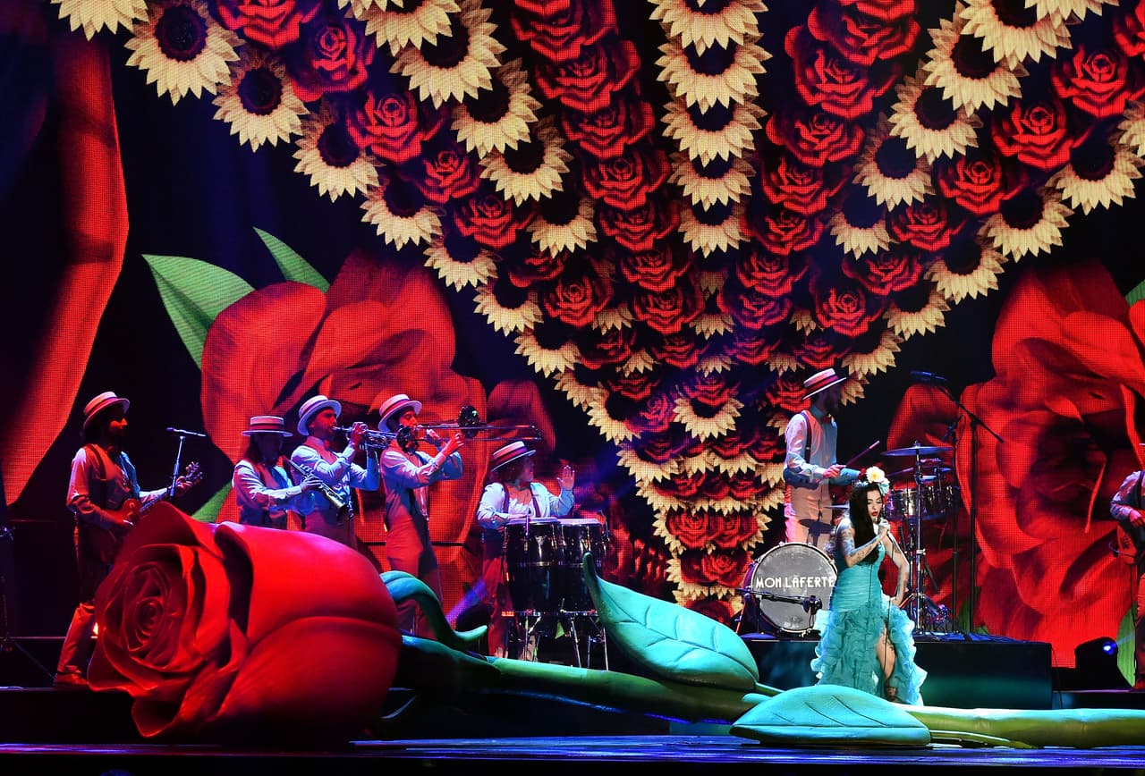 Mon Laferte, quien tuvo cinco nominaciones para la entrega 18 de Latin GRAMMY, ganó el correspondiente a Mejor Canción Alternativa por el tema 'Amárrame'.