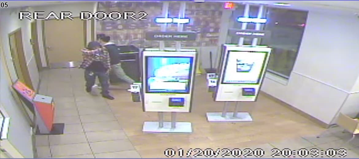 Estas son tomas de pantalla de una cámara de seguridad reveladas por la policía.