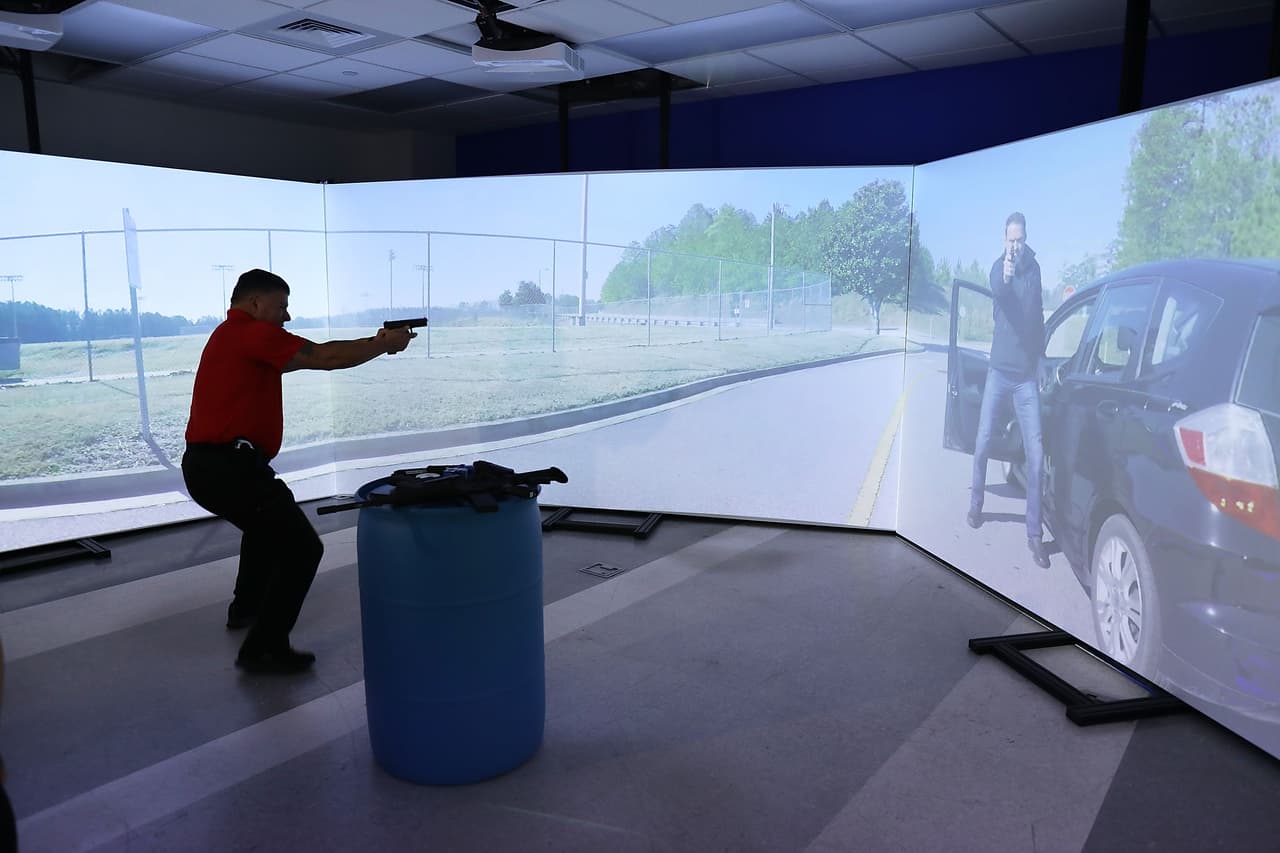 “Los entrenadores van a poder captar si el oficial o recluta tiene alguna deficiencia y podrán practicar los métodos para desescalar ciertas situaciones”, dijo a Univision Noticias Kenia Foyat, vocera de la policía de Miami.