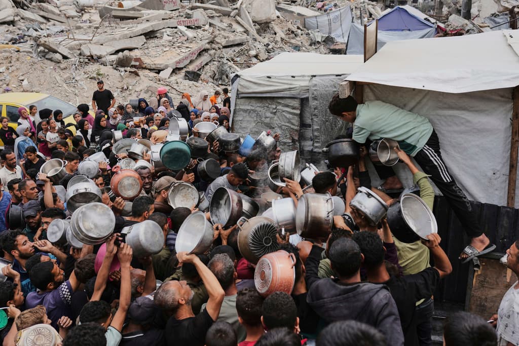 Palestinos tratan de conseguir comida en un comedor social en Jabalia, en el norte de la Franja de Gaza, el 15 de mayo de 2025. (AP Foto/Jehad Alshrafi)