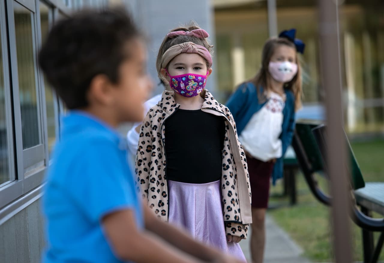 También piden a los padres que le coloquen dos mascarillas a sus hijos al regresar al salón de clases.