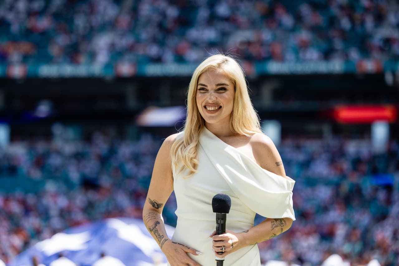 Elena Rose cautiva con emotiva interpretación del Himno Nacional en juego de la NFL