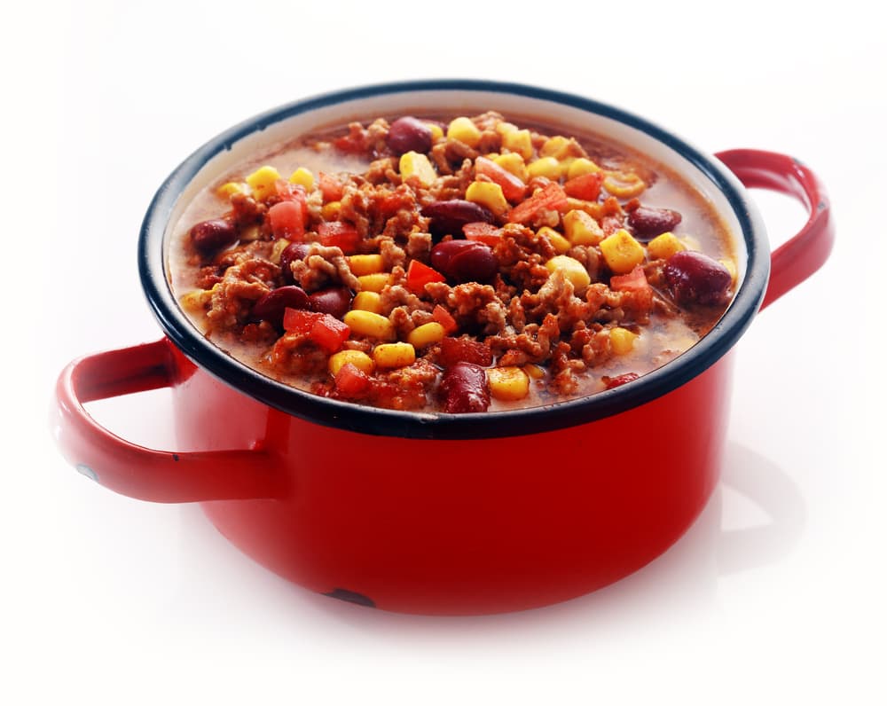 Para realizar la receta mexicana de cazuela de maíz debes precalentar el horno a 204°C. Después en un sartén para hornear añade el aceite de oliva, maíz, pimientos y cebolla picada. Saltea hasta que el maíz este cocido y las verduras se tornen suaves, ahora incorpora los cominos, los frijoles y la salsa de tomate.