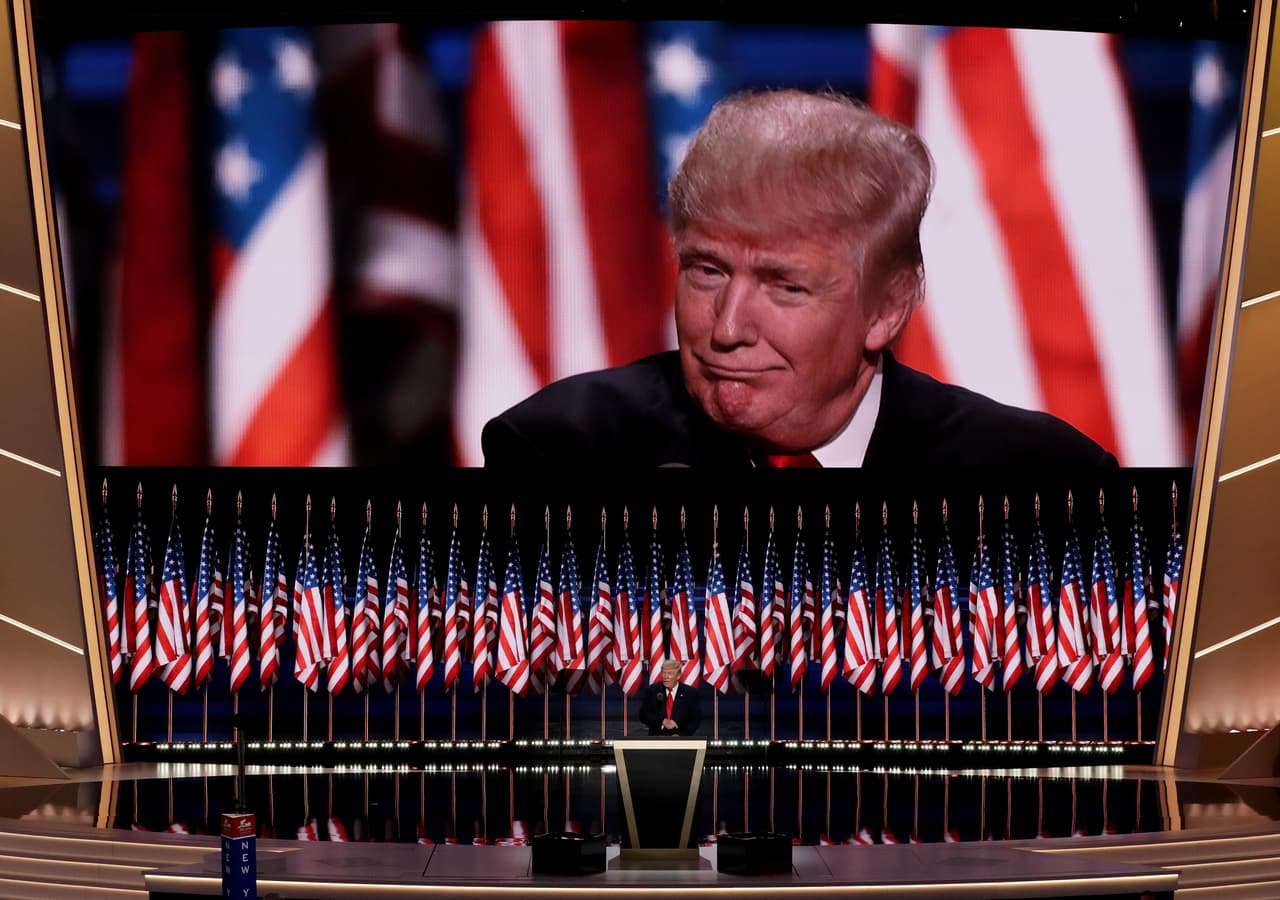 Trump aprovecha filtración de emails para cautivar votantes de Bernie Sanders