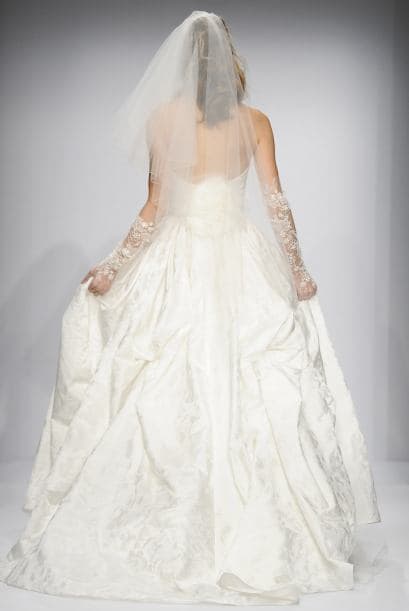 La cauda drapeada del modelo le aporta muchísimo volumen, muy del gusto de Kim.