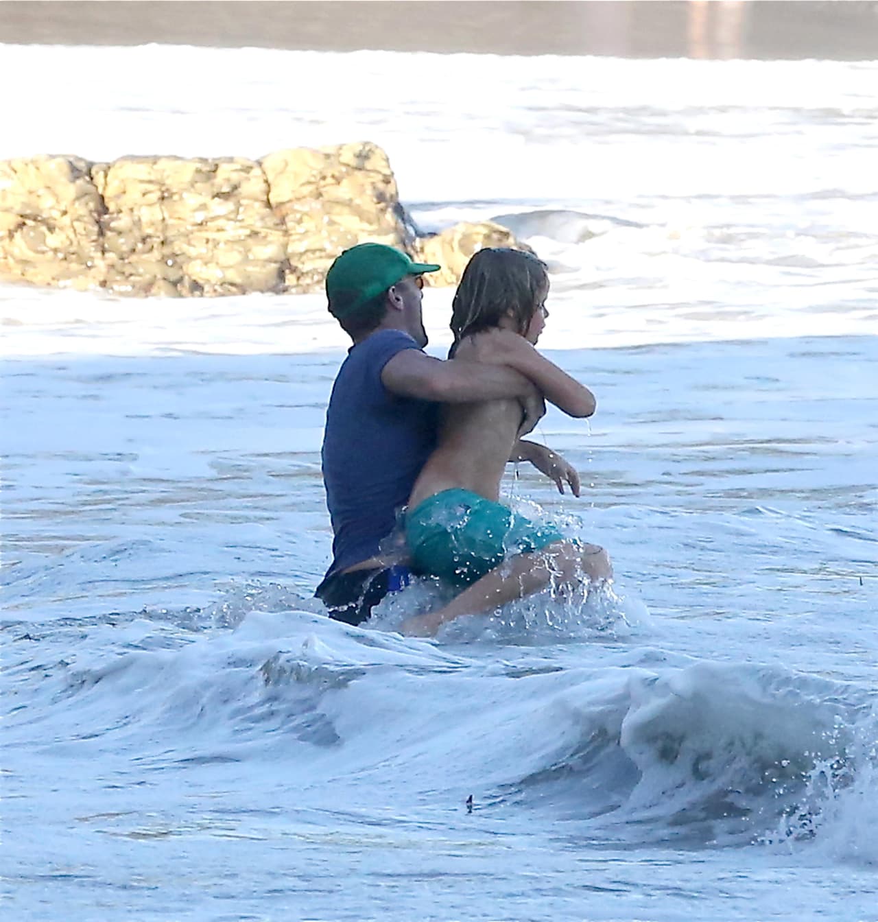 Como buen protector, Chris levantó a Moses para que las olas no lo revolcaran.