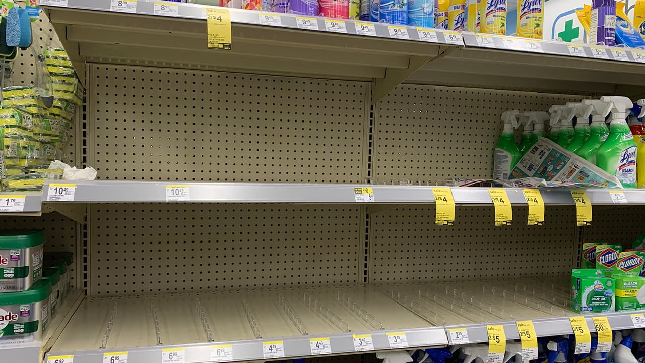 La gente también acude a las farmacias cómo esta Walgreens de Houston en busca de productos para limpiar el hogar, en especial que contengan ingredientes desinfectantes.