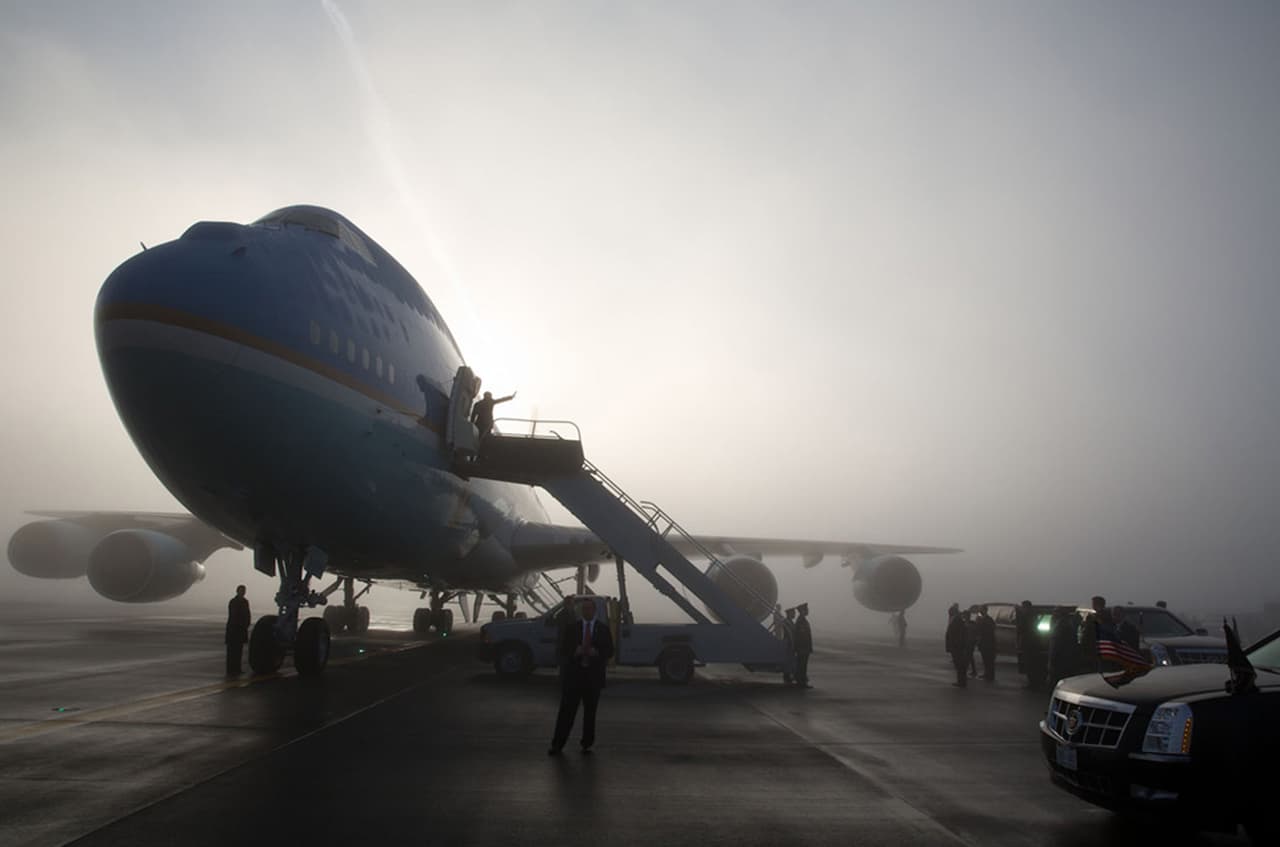 <b>El avión en la niebla.</b> El presidente se despide antes de entrar al Air Force 1, una mañana en Seattle, 2013.