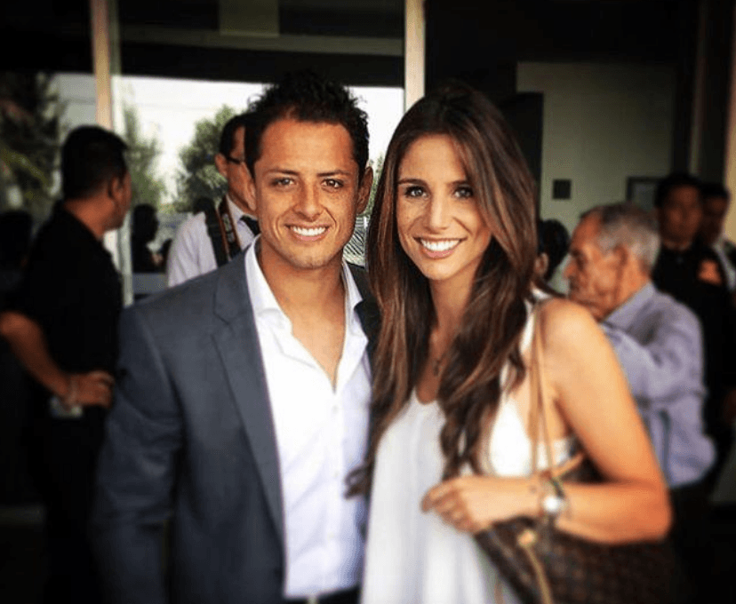 El futbolista mexicano Javier ‘Chicharito’ Hernández encontró el amor en los brazos de la modelo Sarah Kohan, con quien próximamente tendrá un hijo, pero antes de que se encontraran en este camino sostuvo un romance muy formal con la periodista española Lucía Villalón.